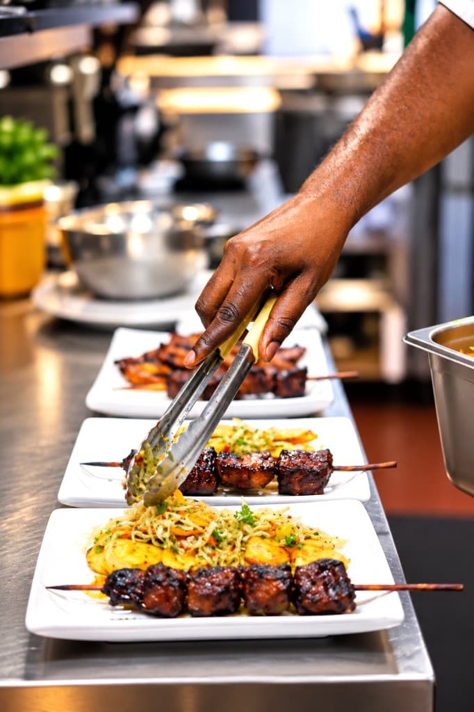 Grilled brochettes with fried plantains